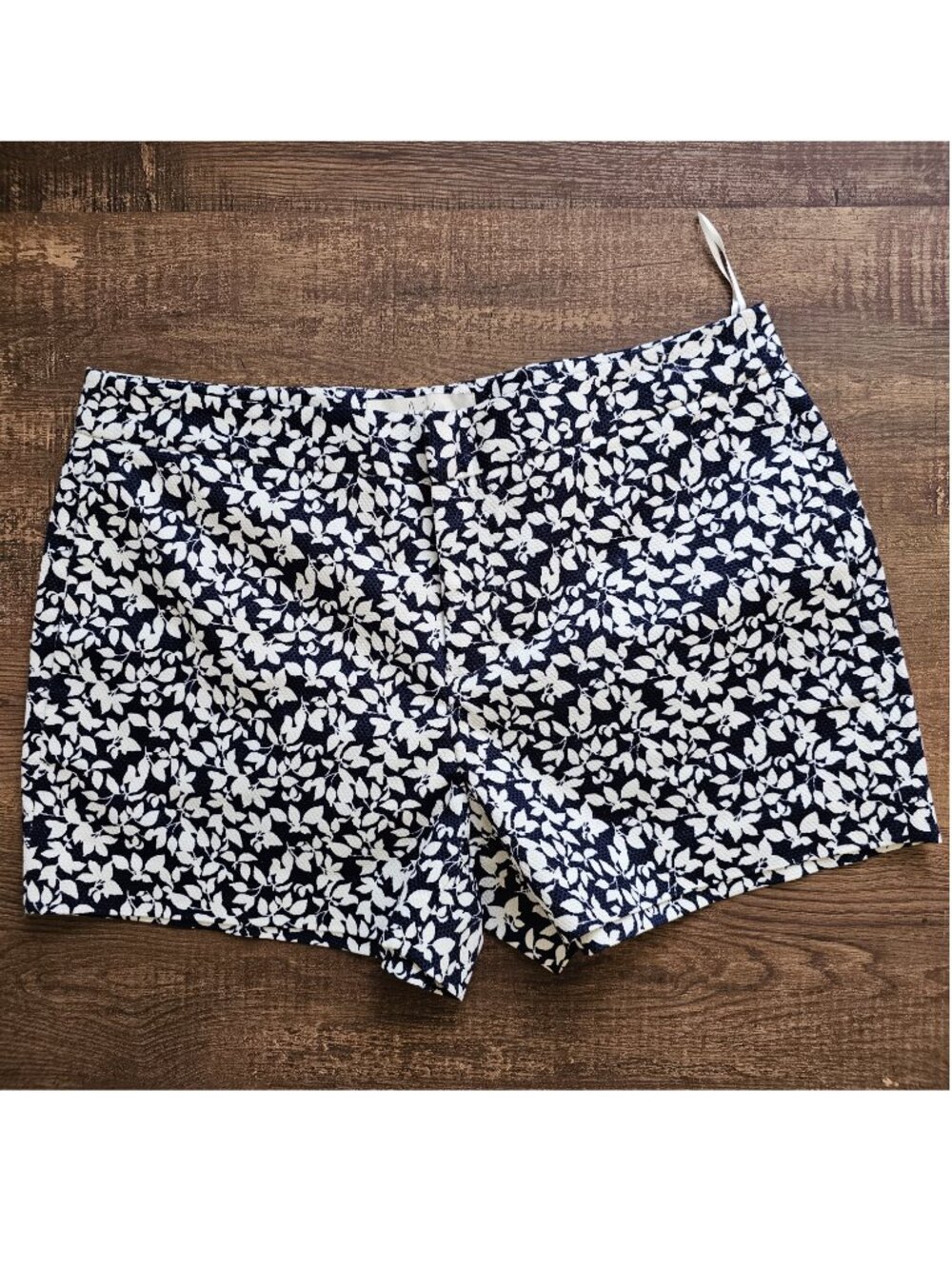 Joie Floral Print Flat Front Zip Fly Textured Shorts US6 Navy Blue & Cream White